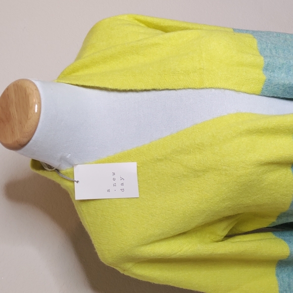 A new day Teal, yellow, and blue extra small - Picture 7 of 8